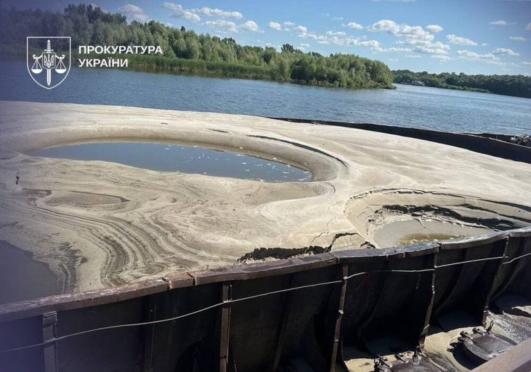 На Київщині викрили масштабне розкрадання Десни — вивезли 39 тисяч тонн піску, збитки становлять 22 мільйони
