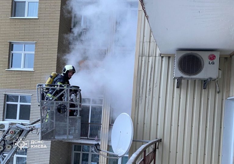 У Києві під час пожежі за участю 20 рятувальників і 5 одиниць техніки евакуйовано 10 осіб