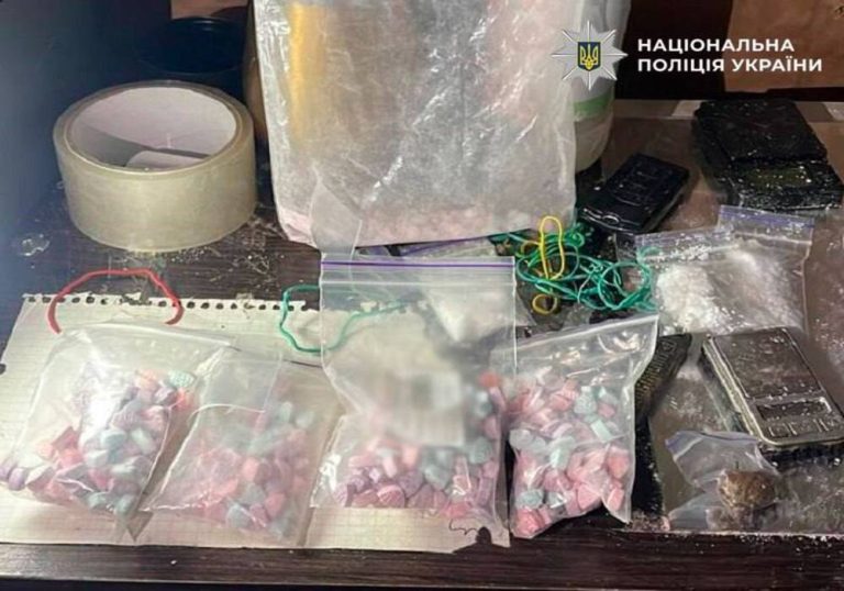 Київ: у гаражному «складі» виявили партію кокаїну й МДМА, затримано наркодилерів