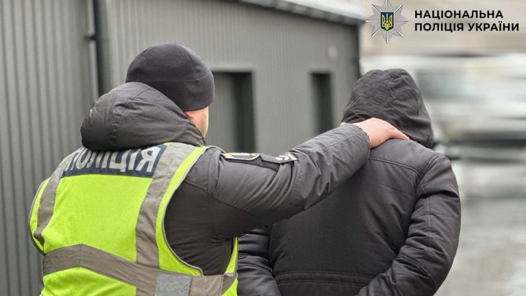 У Києві на лаві підсудних опиниться чоловік, який витратив 20 тисяч із картки військового