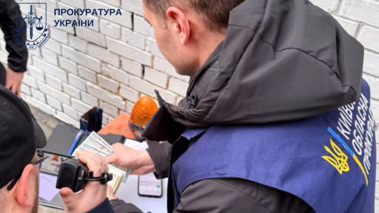 У Києві затримали керівника відділу ДПС за систематичне вимагання $500 щомісяця