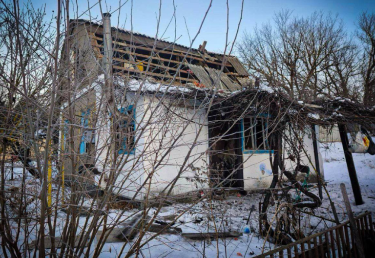 Показали фото місця падіння БпЛА на Київщині: вибухова хвиля зруйнувала будинки
