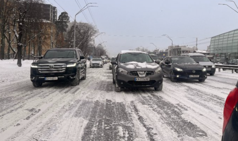 Київ у заторах через зимову стихію: оперативні кадри з доріг — ФОТО