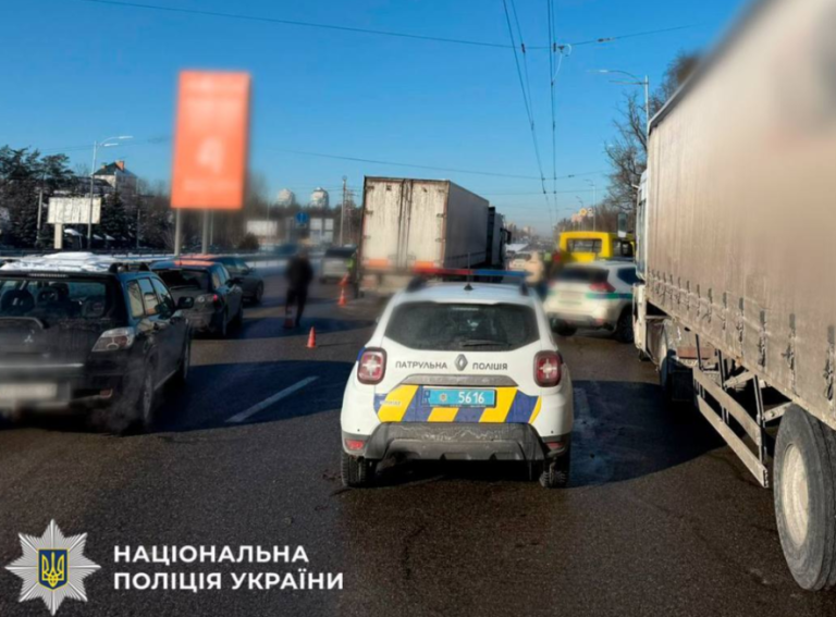 На київській дорозі розлетілися частини маршрутки: причини аварії та її наслідки — ФОТО