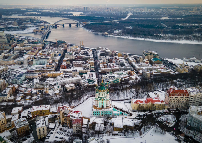 Центр Києва паралізований: громадський транспорт припинив роботу