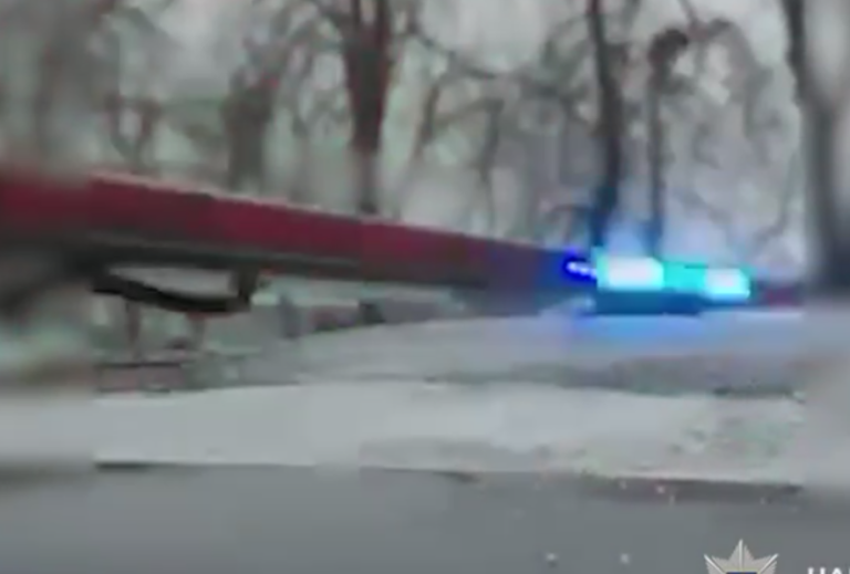 На Київщині рятувальники звільняють заблоковану автівку посеред поля — ФОТО