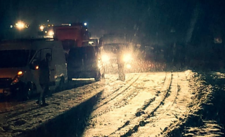 Київщина у сніговому капкані: вантажівки застрягли в заметах — ФОТО
