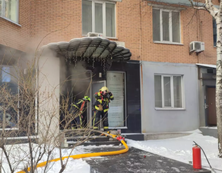Потужний вибух у Києві підняв стовп диму: рятувальники оточили місце загоряння, ФОТО