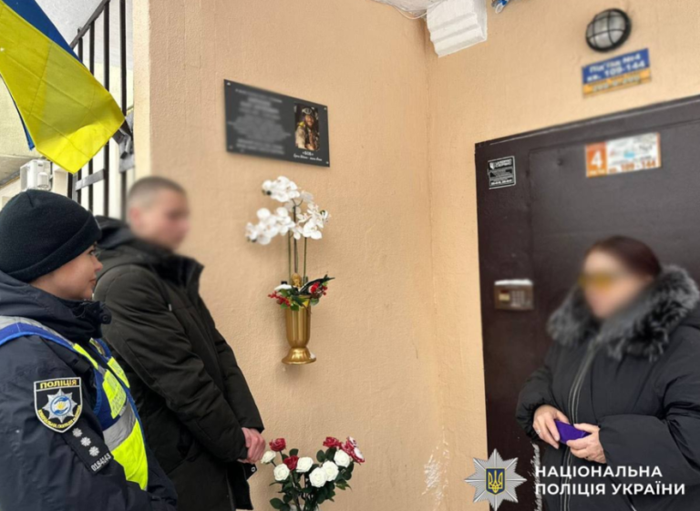 У Києві п’яний молодик осквернив меморіал загиблому герою — ФОТО