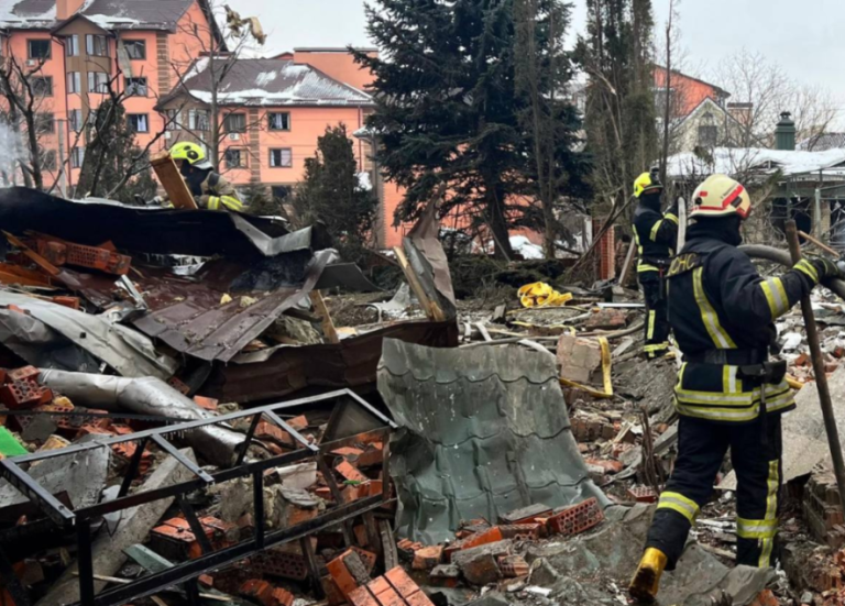 Нардеп Дмитро Разумков повідомив, що ракета впала неподалік його будинку на Київщині — ФОТО