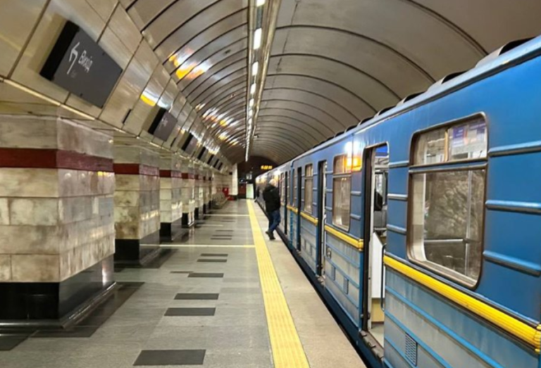 Як обмеження змінили поїздки в центрі Києва для пасажирів метрополітену