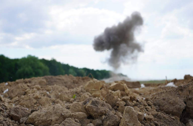 На Київщині лунають постріли й потужні вибухи — що зараз відбувається