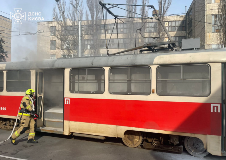 Під час руху в центрі Києва загорівся громадський транспорт — ФОТО