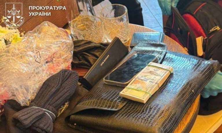 У Києві затримали депутата міськради за вимагання $10 тисяч за «зняття з розшуку» і бронювання