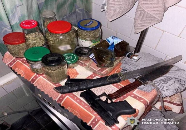 У Києві викрили збут канабісу «із рук у руки» й поштою — затримали чотирьох, вилучено наркотиків на майже 500 тис. грн