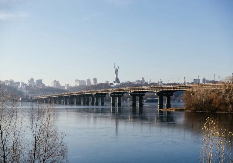 Київська головна переправа під загрозою — у мосту Патона виявлено тріщини та масштабну корозію