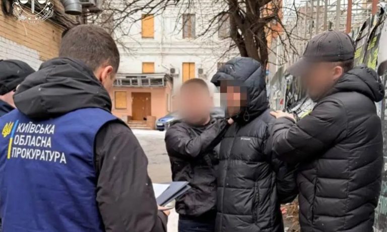 Посадовця столичної податкової викрили на Київщині через $500 «за спокій»