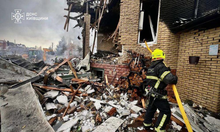 На Київщині після атаки РФ ліквідували всі пожежі, триває розбір завалів і працюють пункти обігріву