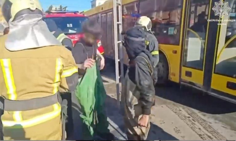 У Києві поліцейські та рятувальники врятували дітей із каналізаційного колектора