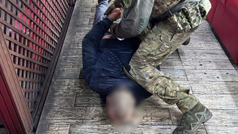 У Києві підозрюють чоловіка, який під психологічним тиском привласнив BMW знайомого і тижнями їздив ним