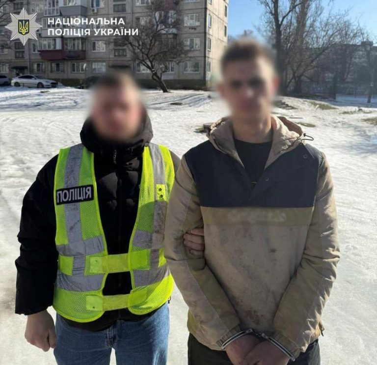 У Києві в маршрутці вигнали пасажира на вулицю і обікрали