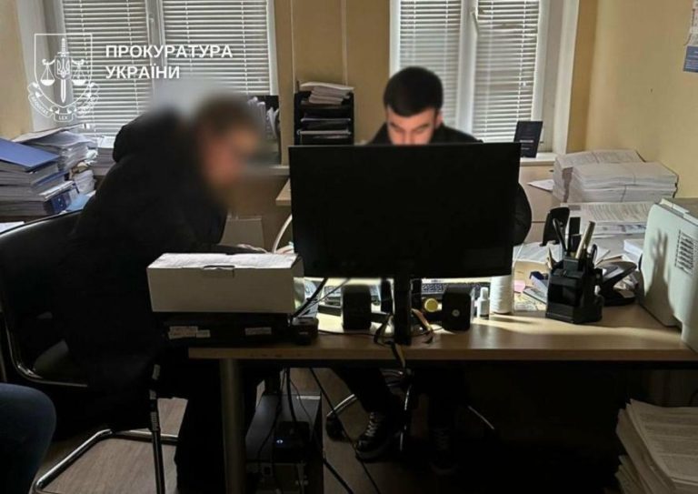 У Києві посадовицю притягнуть до суду за мільйонні переплати в школах