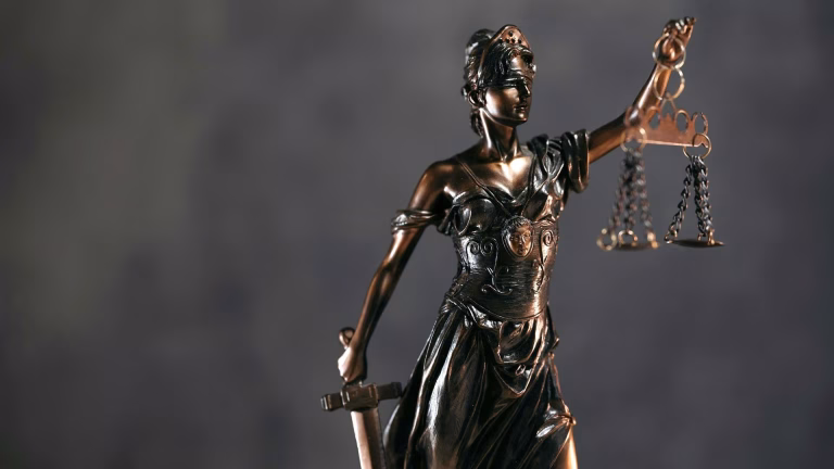 У Києві двоє працівників Ощадбанку привласнили 65 тис. доларів із рахунку померлого