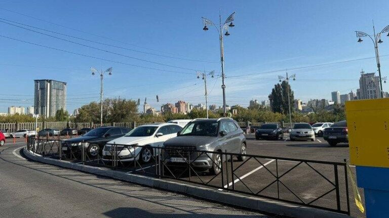Київ запроваджує майже безкоштовне паркування — хто з водіїв отримуватиме знижки
