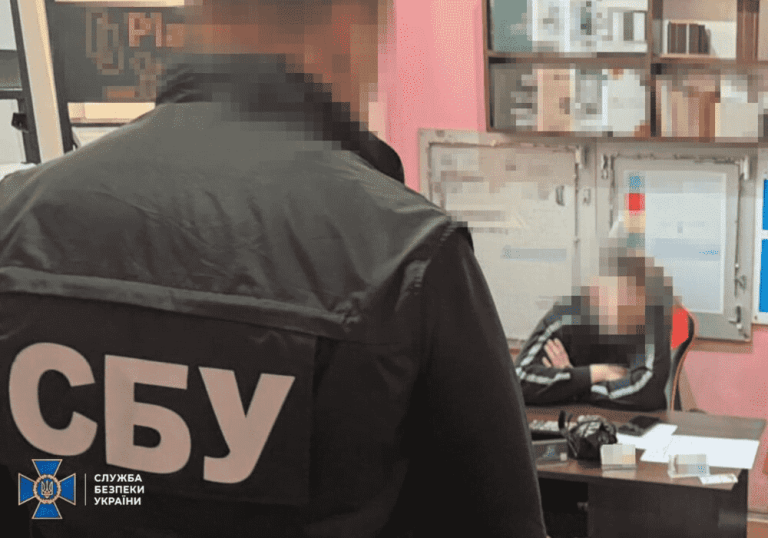 За 16 тисяч доларів обіцяли уникнути мобілізації: у Києві затримали посадовця військової частини та колишнього співробітника ТЦК