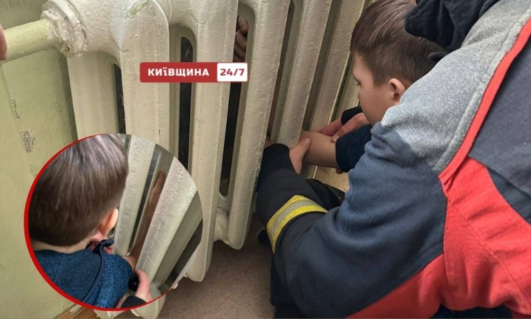 У київській школі рятувальники звільнили руку хлопчика, що застрягла в батареї