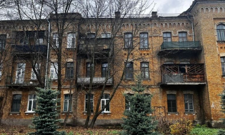 Прокуратура ініціює суд заради порятунку аварійної пам’ятки — історичного будинку офіцерів у Києві