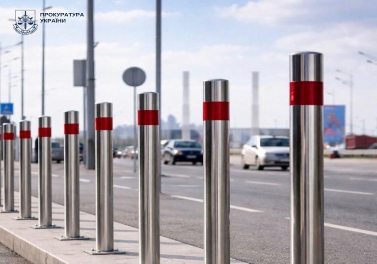 Керівника КП у Києві судитимуть за закупівлю нестандартних стовпчиків на 775 тис. грн