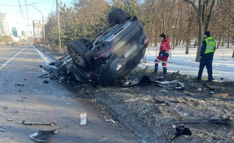 У Києві Maserati зіткнувся з електроопорою і перекинувся — в аварії загинув 21-річний водій