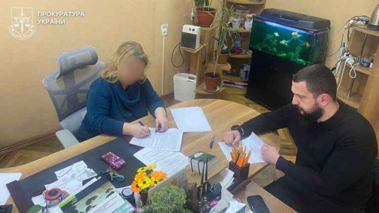 У Києві протягом дев’яти місяців знущалися над 9‑річним хлопчиком, прив’язуючи його зарядним шнуром і завдаючи ножових поранень