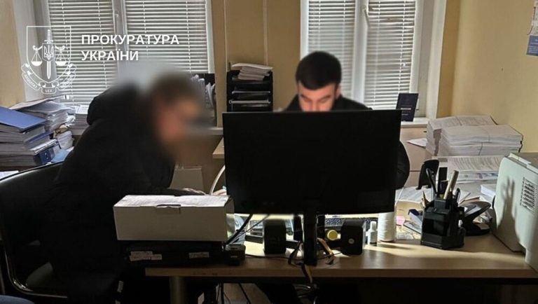 Посадовицю управління освіти Деснянської РДА у Києві судитимуть за завищені закупівлі електроенергії