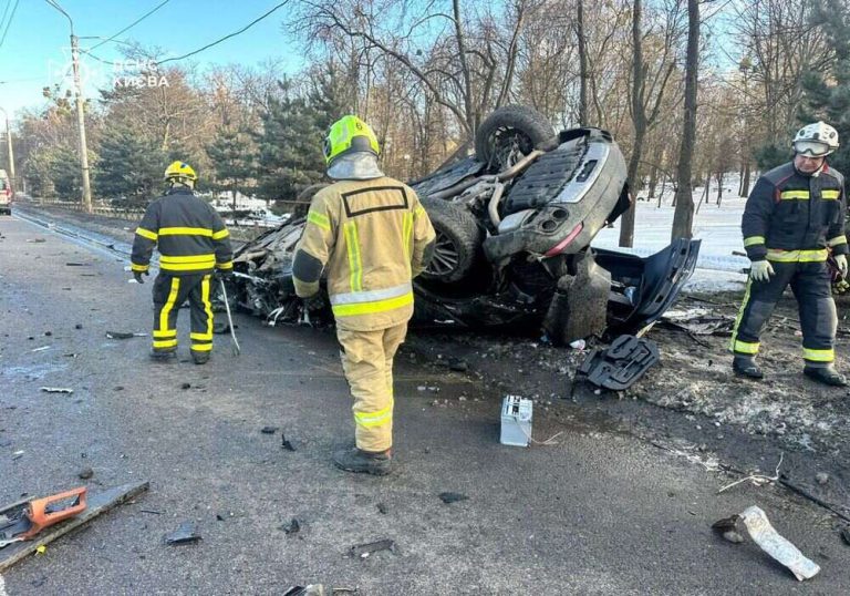 У Києві рятувальники деблокували тіло водія з перекинутого авто після фатальної аварії