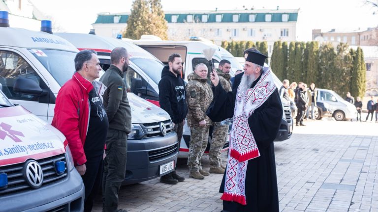 Михайлівський монастир у Києві отримав 24 автомобілі для медевакуації