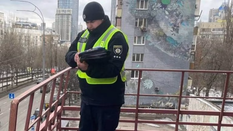 Печерський район Києва: чоловік випав з вікна багатоповерхівки