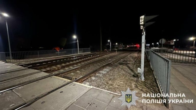 На Київщині під колесами пасажирського потяга загинув чоловік