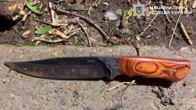 У Києві ревнивий чоловік поранив ножем знайомого через підозри щодо дружини