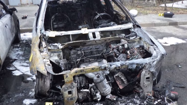 У Києві чоловік з помсти підпалив машину сусідки — вогонь пошкодив три авто