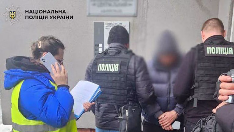 Київські правоохоронці викрили групу шахраїв, які підробляли перереєстрації автівок