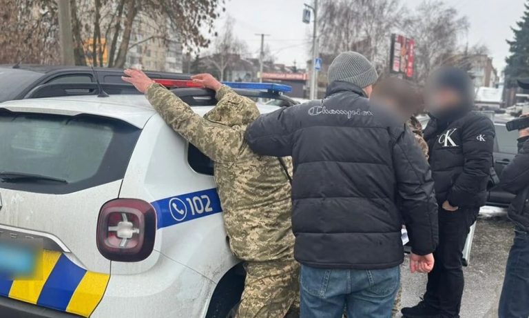 Керівника відділу ТЦК на Київщині затримали за продаж рішень про непризов за 4 тисячі доларів