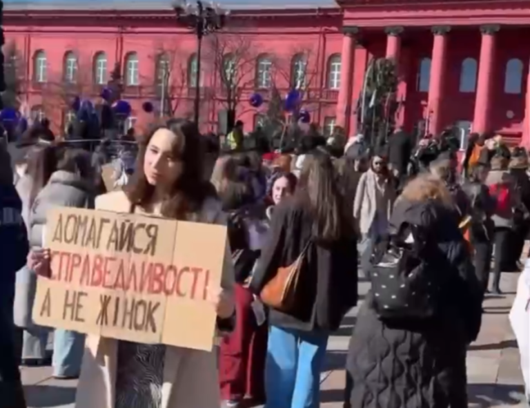 Майже тисяча жінок у центрі Києва влаштувала акцію з закликами про захист — ВІДЕО