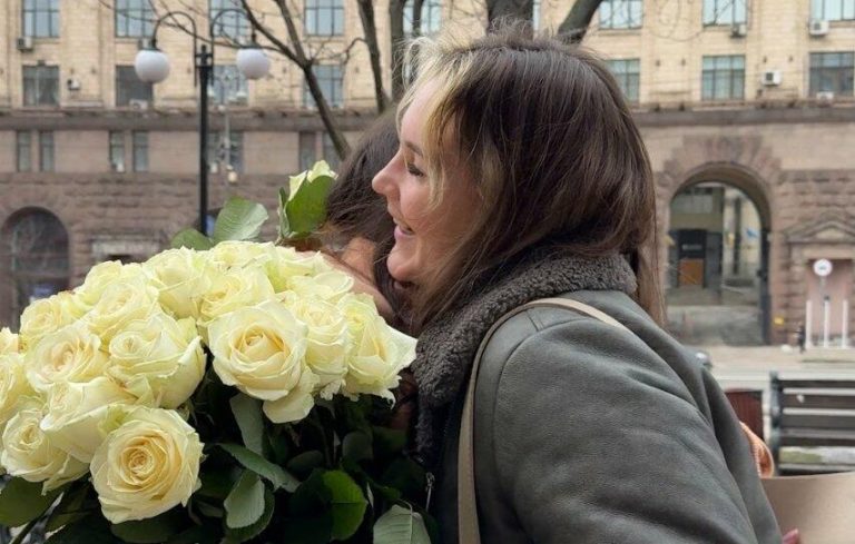 Київ у рожевому покриві: тисячі троянд заполонили вулиці
