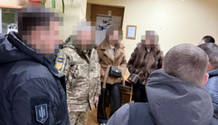 За 4 тисячі доларів ДБР у Києві припинило діяльність мережі, що допомагала ухилятися від мобілізації