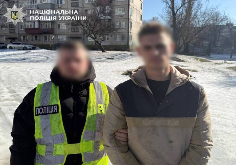У Києві повідомили підозру чоловіку за виштовхування та пограбування пасажира маршрутки