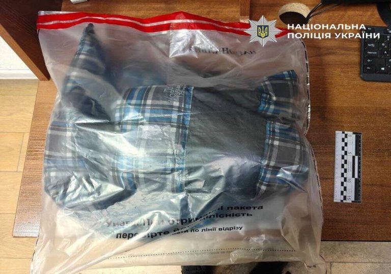 У Києві біля метро затримали грабіжника, що вдарив по голові й вирвав сумку