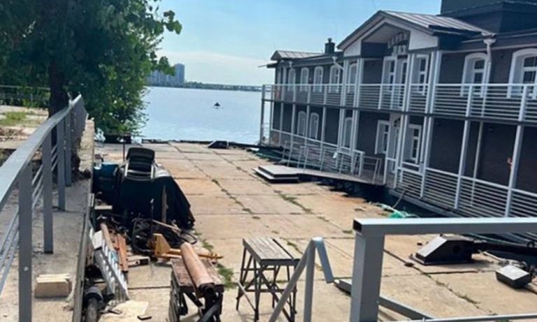 Бізнесменів у Києві притягнуть до відповідальності за зведення бази відпочинку на «загубленому» причалі «Укрзалізниці»
