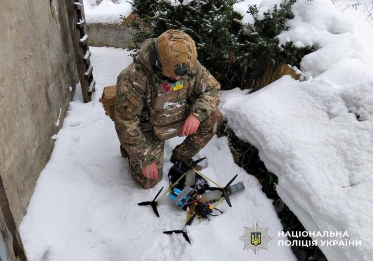 У Київській області в дворі впав ворожий дрон — поліційні вибухотехніки знешкодили його бойову частину